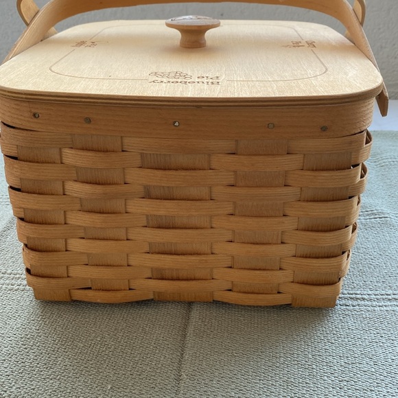 Peterboro Two-Pie Basket with Solid Lid and Tray - Picture 4 of 12